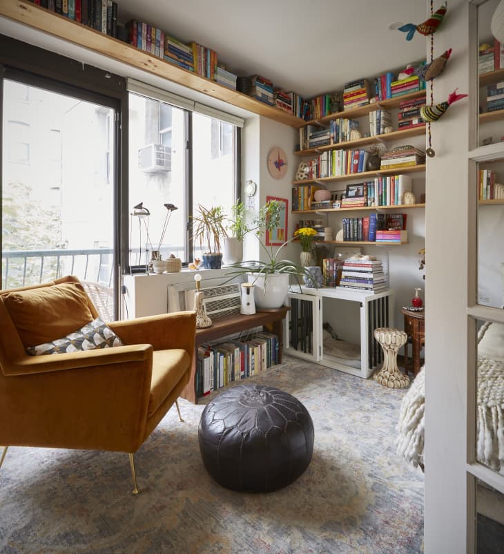 450-Square-Foot NYC Rental With Budget Book Storage Solutions ...